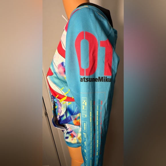 Stylish Black and White Patterned Top - Picture 3 of 12